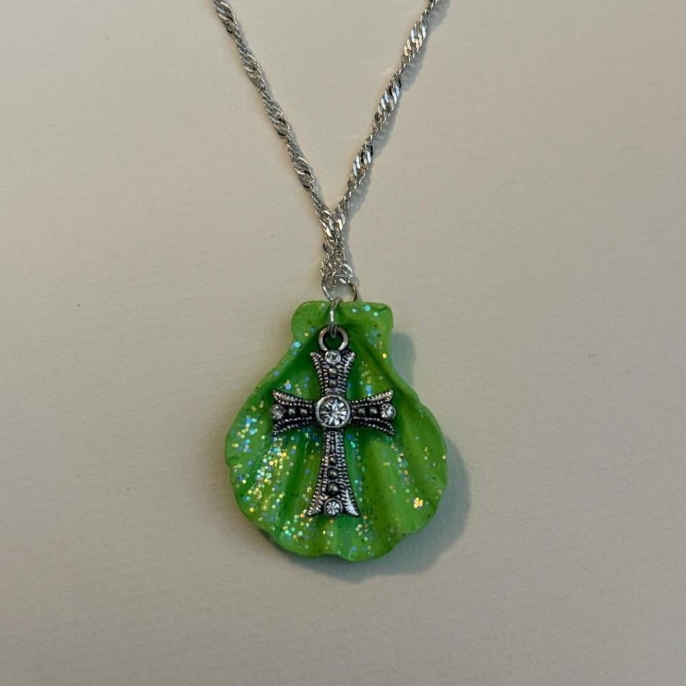 Beautiful handmade art seashell green rhinestone cross‎ on 18" chain